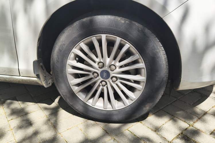 Used Ford Escort 2017 Revised Version 1.5L Automatic Comfort Edition Right Front Wheel Hub