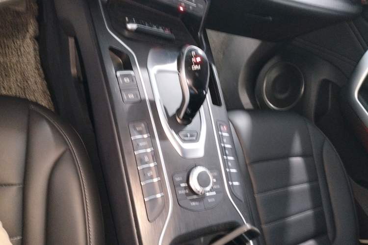 Used Wey VV5 2021 1.5T Two-Wheel Drive Color Pioneer