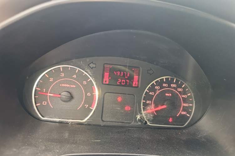 Used Wuling Hongguang V 2022 1.5L Jingqu Edition Enclosed-Window Vehicle with Hydraulic Power Steering LAR Odometer Close Up