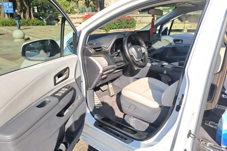 Used Toyota SIENNA 2023 2.5L Hybrid Comfort Edition Driver Seat