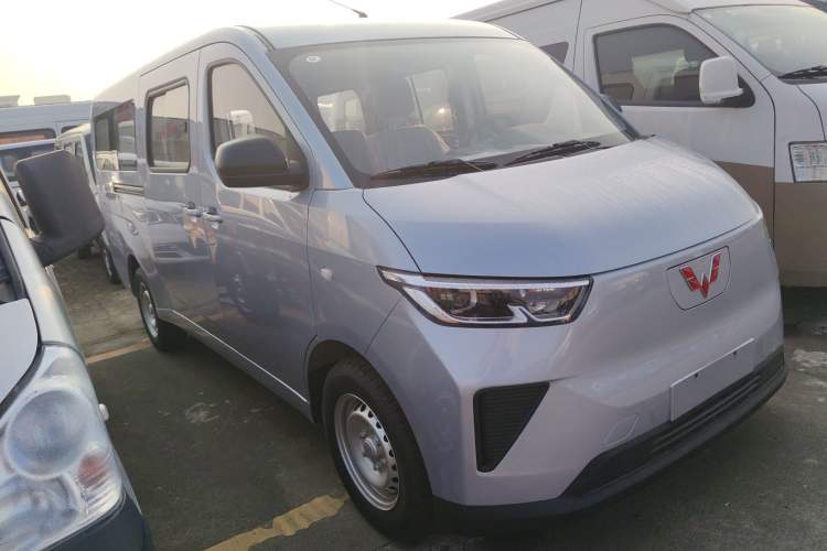Used Wuling Yangguang 2024 300KM Comfort Version Passenger Van 75kW
