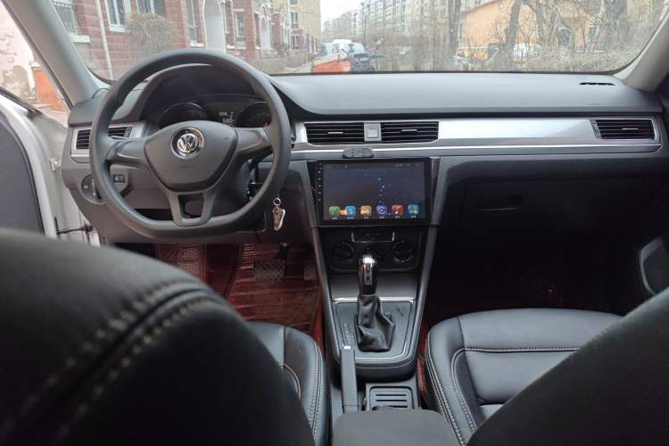 Used Volkswagen Bora 2017 1.6L Automatic Fashion Model Center Console