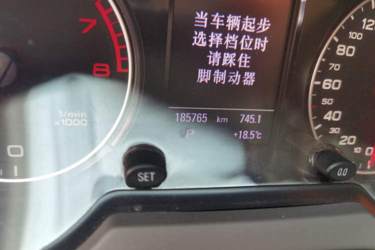 Used Audi Q5 2011 2.0TFSI Comfort Version Odometer Close Up