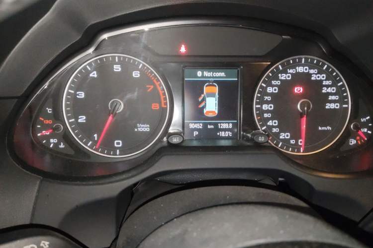 Used Audi Q5 2016 40 TFSI Comfort Model Odometer Close Up