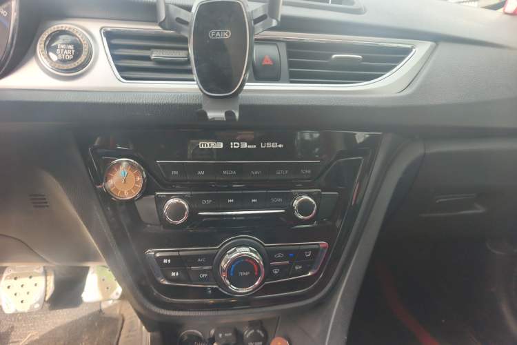 Used CHANGAN Alsvin V7 2015 1.6L Automatic Enjoyment Model China IV Standard Audio And AC Panel