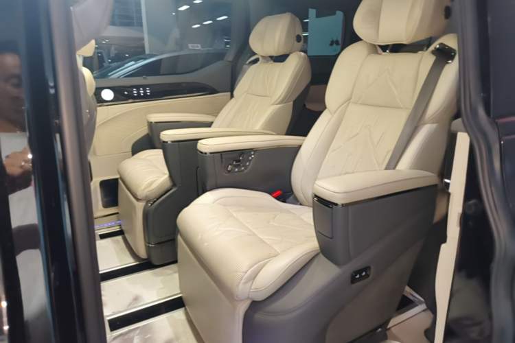 Used Zeekr 009 2024 7-Seater Aisle Version 108 kWh

