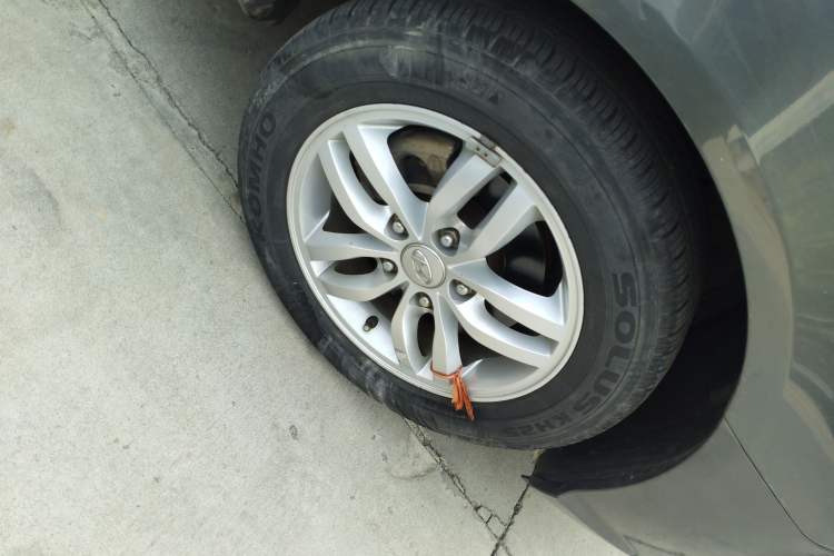 Used Hyundai Celesta 2011 1.6L Automatic Comfort Edition Right Front Wheel Hub