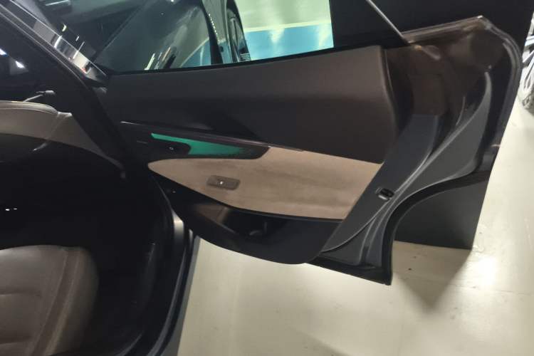 Used Lynk & Co 08 EM-P 2025 220 km All-Wheel-Drive Performance Halo
