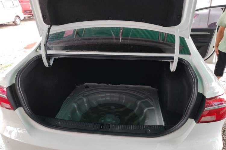 Used Roewe i6 2019 PLUS 1.6L CVT 4G Connected Flagship Deluxe Edition Trunk