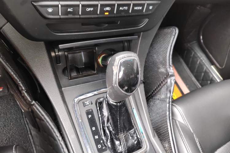 Used Geely Auto Emgrand 2017 Sedan Million Edition 1.5L CVT Upward Version Gear Lever