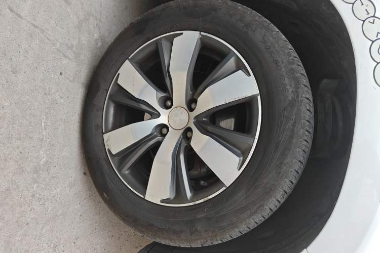 Used Peugeot 2008 2015 1.6THP Roland Garros Edition Right Front Wheel Hub