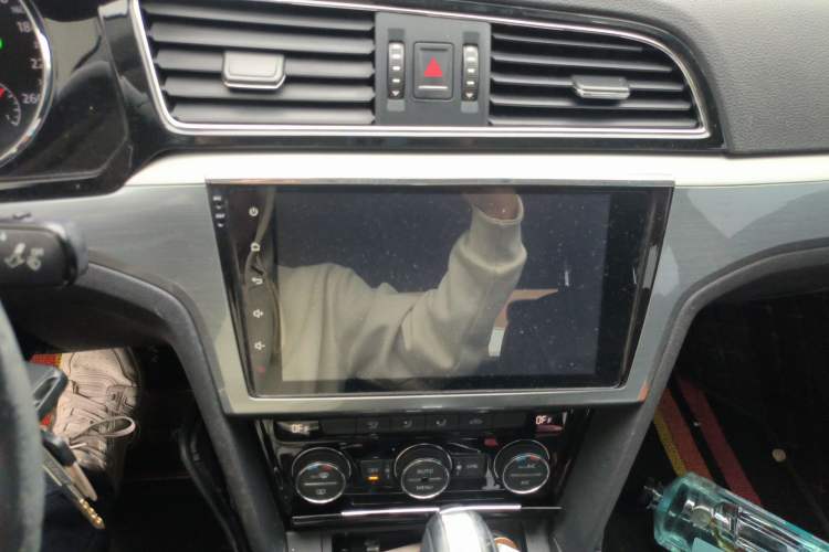 Used Volkswagen Lamando 2015 330TSI DSG Comfort Edition Audio And AC Panel