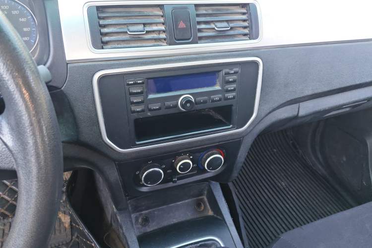 Used CHANGAN KAICHENG Shenqi F30 2019 1.5L Comfort Edition China VI Dual-Cab Long Wheelbase DAM15KL Audio And AC Panel