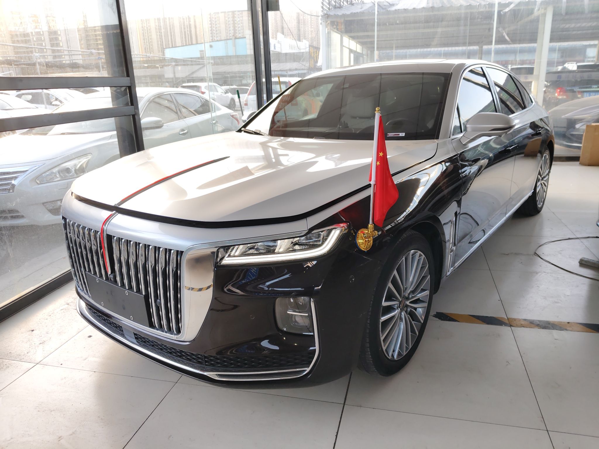 Под передней частью автомобиля