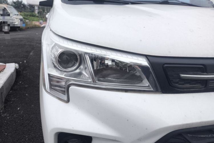 Used Dongfeng Fengon 380 2022 1.5L Comfort-Class Passenger Vehicle (Steel Spring) with 7 Seats Right Front Headlight