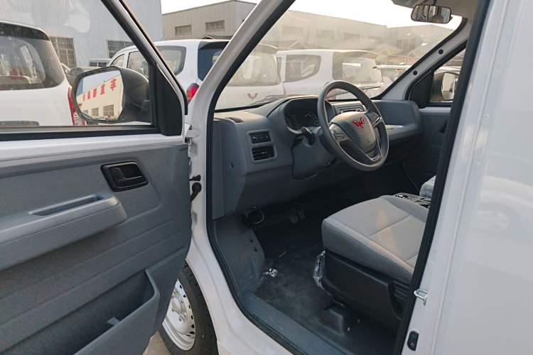 Used Wuling Yangguang 2024 300KM Comfort Version Passenger Van 75kW