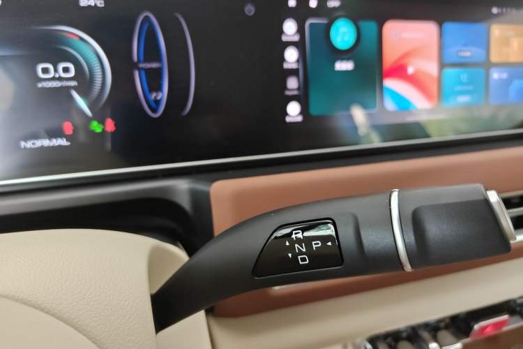 Used ORA Good Cat 2023 401 km Standard Range Luxury Version Lithium Iron Phosphate Gear Lever