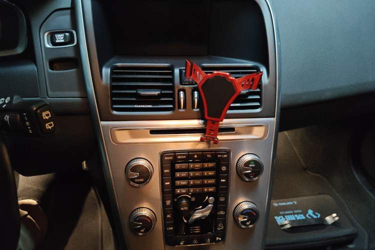 Used Volvo XC60 2017 T5 AWD Smart Upgrade Edition Audio And AC Panel