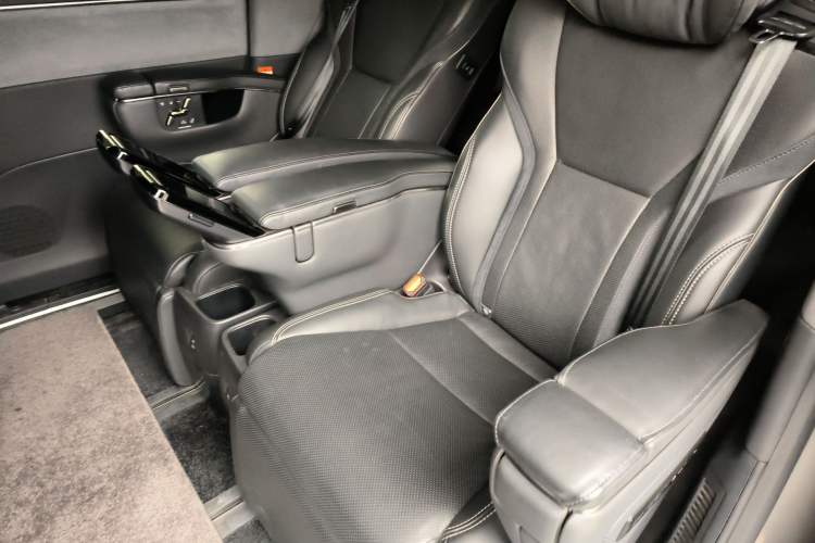 Used Lexus LM 2023 350h Seven-Seat Elegant Edition Left Rear Seat