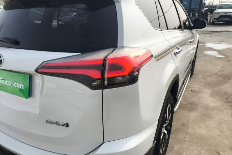 Used Toyota RAV4 2016 2.0L CVT Two-Wheel Drive Fashion Edition China V Standard
