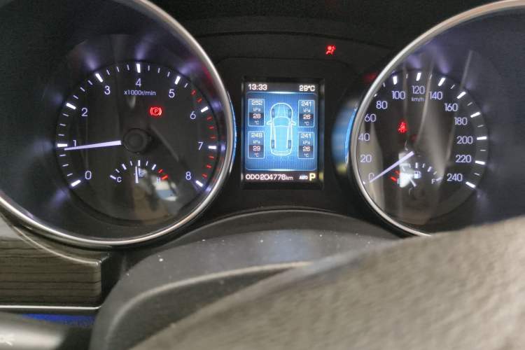 Used Haval H9 2015 2.0T Four-Wheel Drive Luxury 7-Seater Odometer Close Up