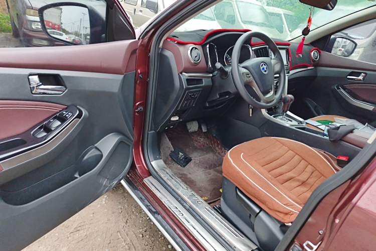 Used Venucia T70X 2016 2.0L CVT SmartFun Sport Edition
