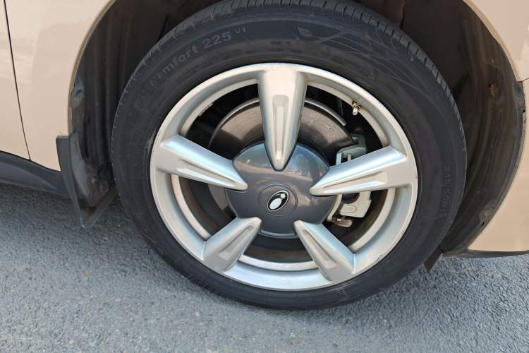 Used ORA Good Cat 2023 401 km Standard Range Premium Trim Ternary Lithium Right Front Wheel Hub