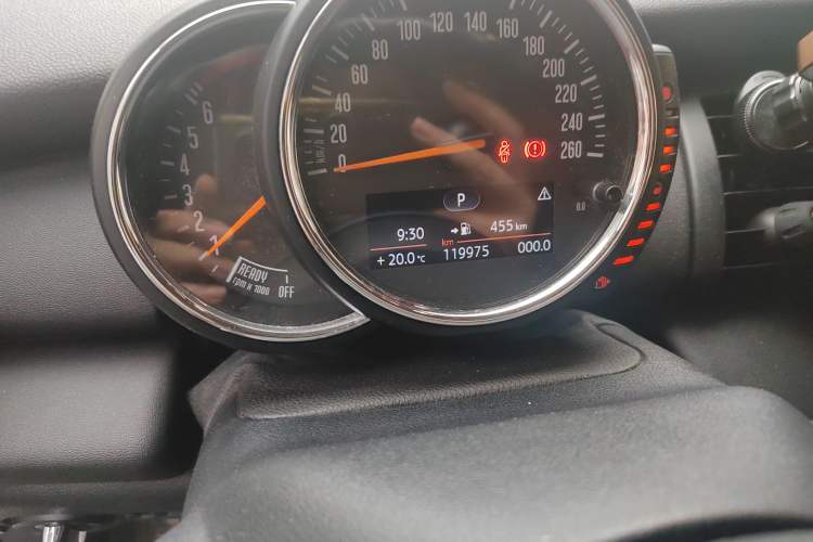 Used MINI 2014 1.2T ONE Odometer Close Up