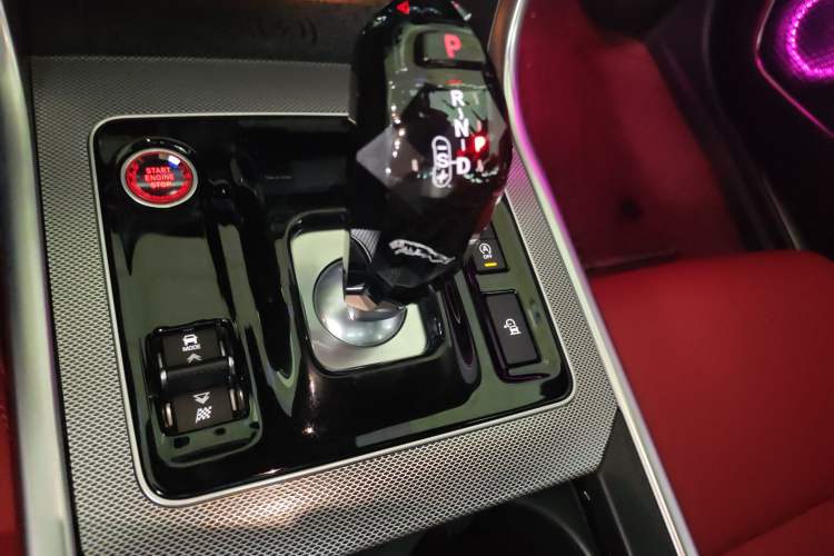 Used Jaguar XEL 2024 2.0T 250 PS R-DYNAMIC S Advanced Sport Edition Gear Lever