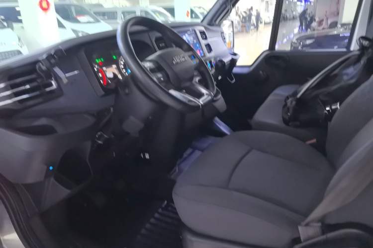 Used JMC Fushun 2023 2.0T Manual Short-Wheelbase Low-Roof Commercial Multi-Purpose Passenger Vehicle 6 Seats with Dual-Opening Tailgate