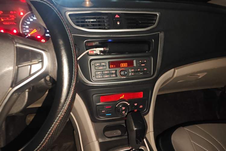 Used Dongfeng Aeolus L60 2015 1.8L Automatic New Enjoyment Model Audio And AC Panel