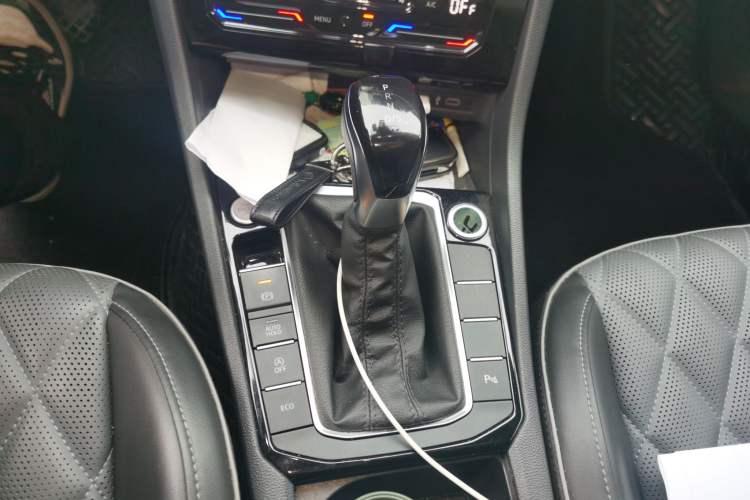 Used Volkswagen Sagitar 2023 280TSI DSG Excellence Edition Gear Lever