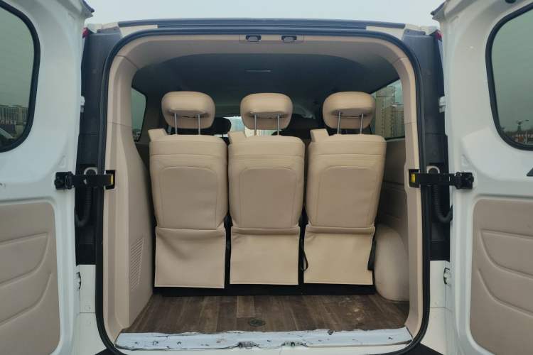 Used SAIC MAXUS Xintu V70 2025 2.0T Automatic Long Wheelbase Low-Roof Luxury 7-Seater
