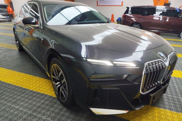 Used BMW 7 Series 2023 735Li M Sport Package Front Right 45 Deg