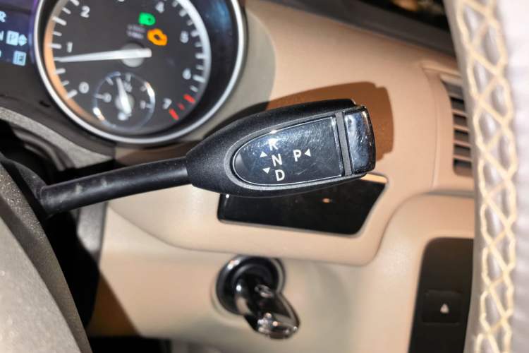 Used Mercedes-Benz R-Class 2014 R 400 4MATIC Business Model Gear Lever