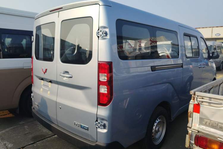 Used Wuling Yangguang 2024 300KM Comfort Version Passenger Van 75kW
