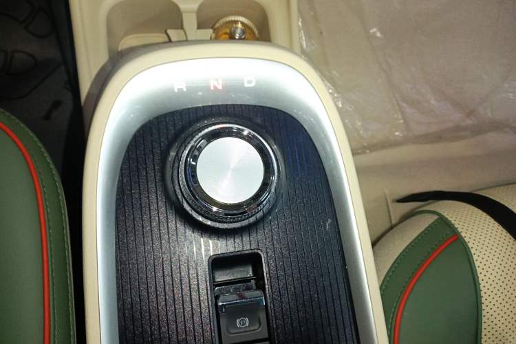 Used ORA Good Cat 2022 Morandi Edition 400km Standard Range Premium Version Lithium-Ion Battery Gear Lever