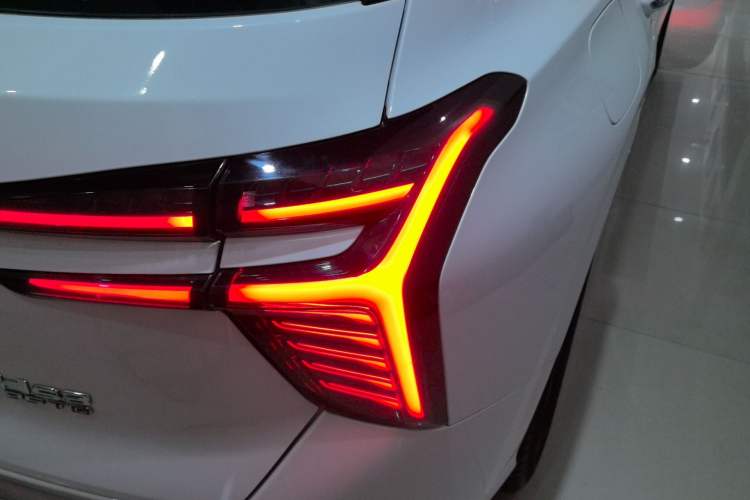 Used Hongqi HS3 2023 1.5T Two-Wheel Drive Shanwei Edition Right Rear Taillight