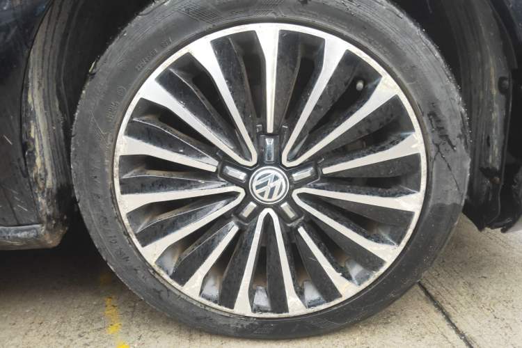 Used Volkswagen Passat 2016 330TSI DSG Luxury Edition Right Front Wheel Hub