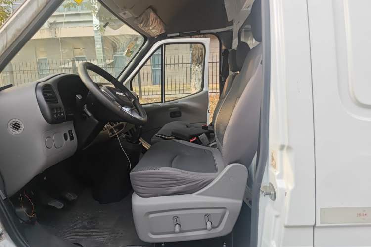 Used JMC Transit 2017 2.8T Commercial Version Short Wheelbase Mid-Roof 3-Seater JX493