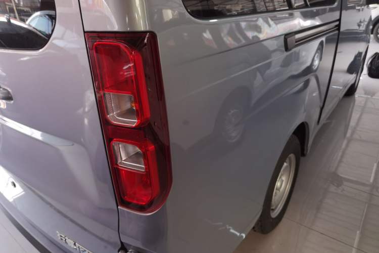 Used Wuling Yangguang 2024 300KM Comfort Version Passenger Van 75kW