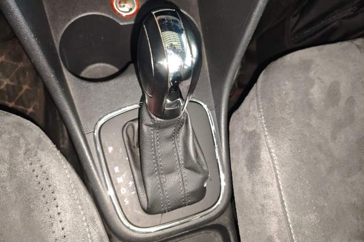 Used Volkswagen Polo 2014 1.6L Automatic Comfort Edition Gear Lever