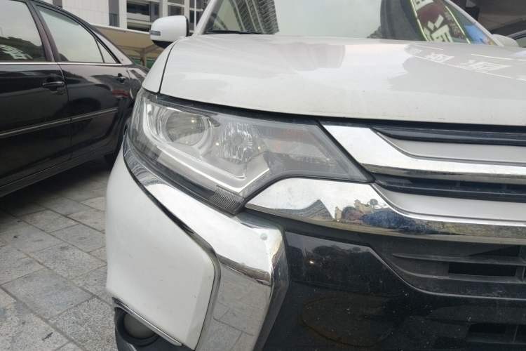 Used Mitsubishi Outlander 2017 2.0L Two-Wheel Drive Glory Edition 5 Seats Right Front Headlight