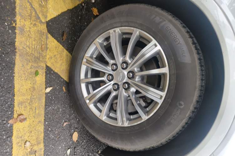 Used Cadillac XT5 2018 25T Luxury Model Right Front Wheel Hub