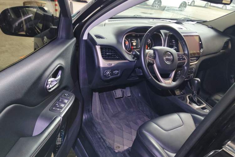 Used Jeep Cherokee 2016 2.4L Leading Edition
