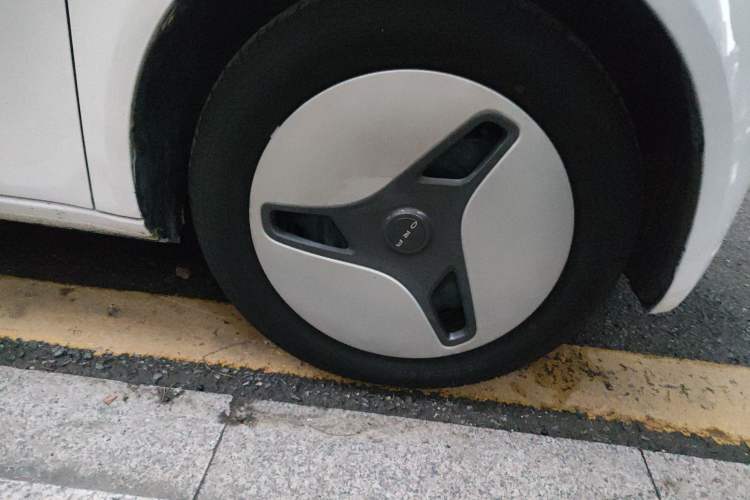 Used ORA White Cat 2020 360 km Luxury Version Right Front Wheel Hub