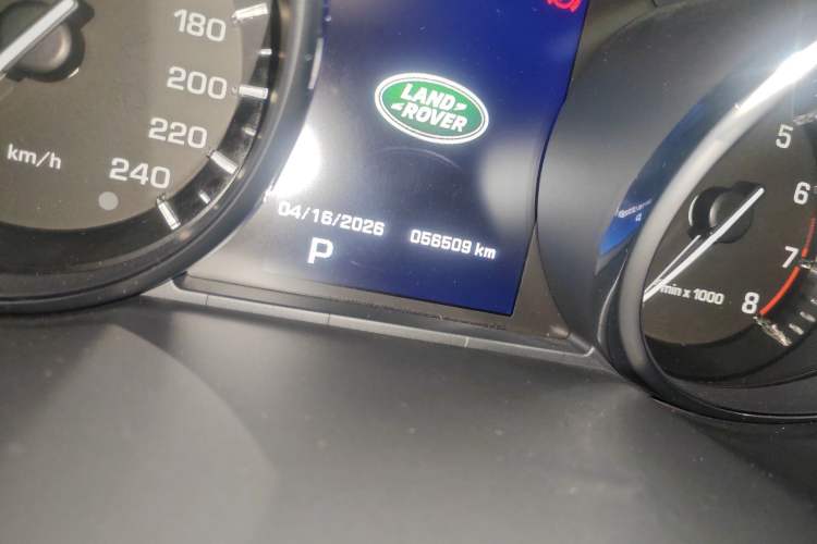 Used Land Rover Discovery Sport 2015 2.0T HSE LUXURY Odometer Close Up