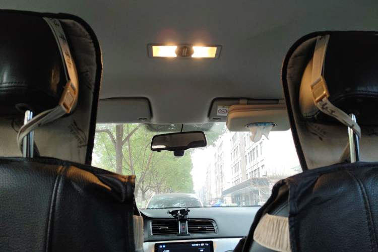 Used Volkswagen Gran Lavida 2013 1.6L Manual Fashion Model