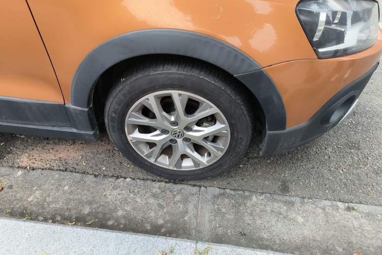 Used Volkswagen Polo 2014 1.6L Cross Polo Automatic Right Front Wheel Hub