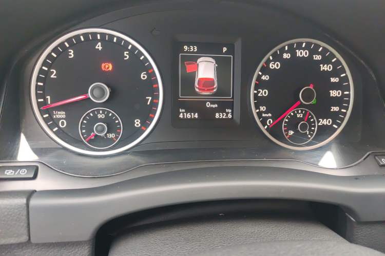 Used Volkswagen Tiguan 2015 1.8TSI Automatic All-Wheel-Drive Luxury Model Odometer Close Up